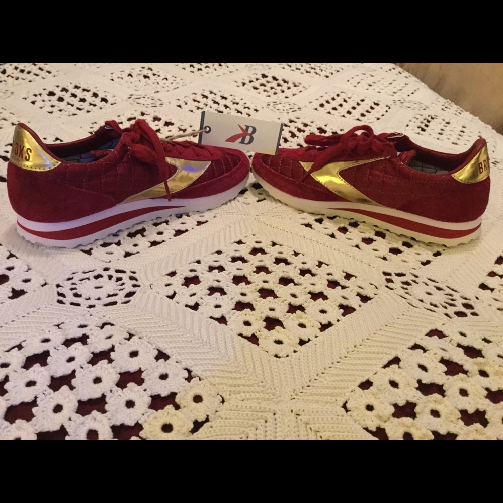 NWT Ladies Brooks Chariots Heritage running shoes.